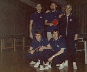 L’équipe du Silver Star champion Suisse en LNA en 1971. Mario Mariotti, Claude Duvernay (raquette à la main), Hugo Urchetti, Nicolas Pewny et Jacky Versang