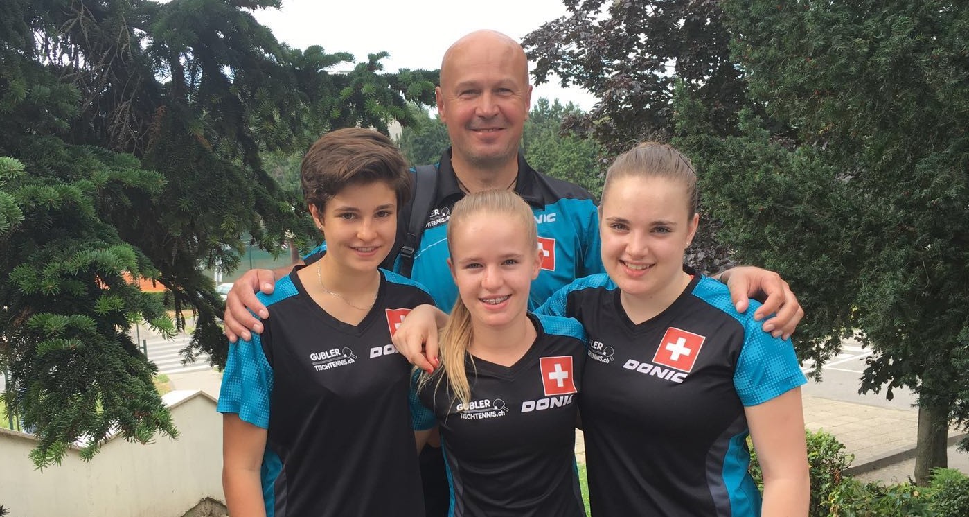 Mädchen U18 (v.l.r. Mireille Kroon, Ursina Stamm, Lara Lampart mit Trainer Pavel Rehorek)
